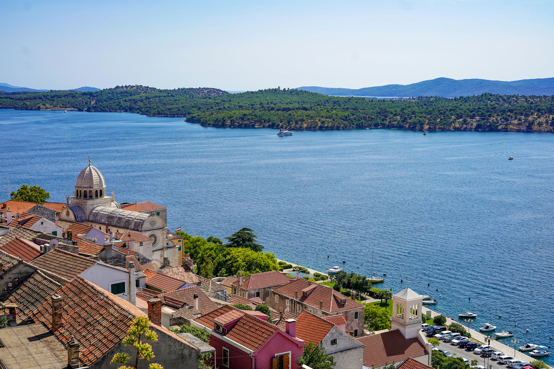 Pogled na Šibenik s katedralom i kanalom